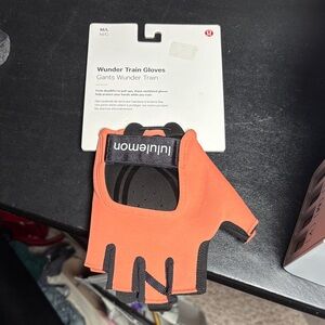 Lululemon Wunder Train Gloves Sz M/L NWT